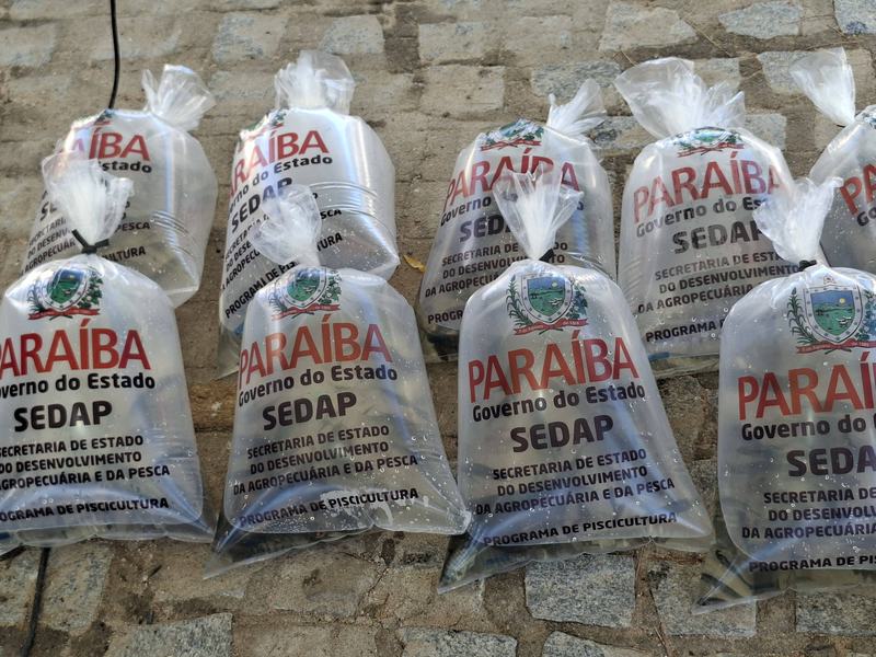 entrega-de-alevinos-1-agrofeira-passagem.jpg